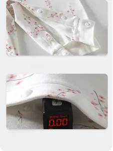 Gros plan d'un body bébé avec boutons-pression et test de coton sans fluorescent