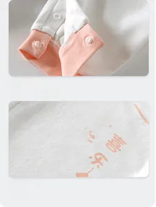 Détail de barboteuse bébé rose montrant boutons-pression en résine et tissu en coton doux