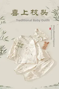 Détail de l'ensemble bébé en coton style chinois avec imprimés floraux et boutons pankou
