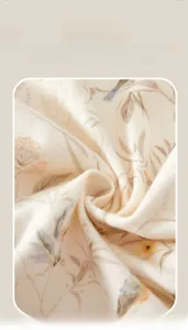 Vue détaillée du tissu en coton doux avec imprimé chinois d'oiseaux et de fleurs
