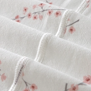 Body bébé blanc doux avec motif de fleurs de cerisier roses et couture de qualité