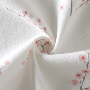 Body en coton pour bébé fille avec un motif de fleurs roses sur tissu blanc et doux