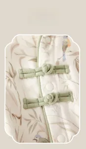 Détail macro du bouton traditionnel chinois et de l'imprimé fleuri sur le barboteuse