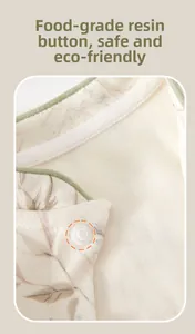 Détail d'un barboteuse pour bébé en coton fleuri avec bouton pression en résine