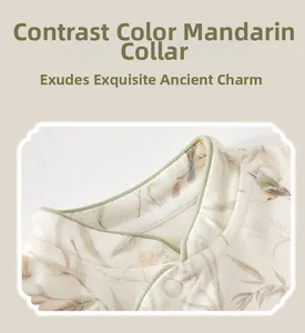 Détail d'un body bébé avec bordure verte contrastée et col incliné de style chinois