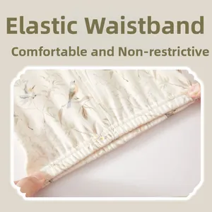 Détail de la taille élastique haute sur le pantalon bébé en coton avec imprimé