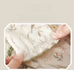 Détail des poignets élastiques d'un barboteuse pour bébé en coton aux motifs de la nature