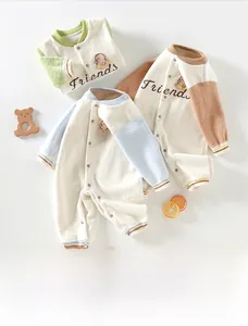 Détail de trois barboteuses thermiques pour bébé avec broderie d'oiseau et texture rayée
