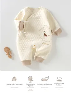 Détail d'une barboteuse chaude pour nouveau-né avec motif ours et texture matelassée