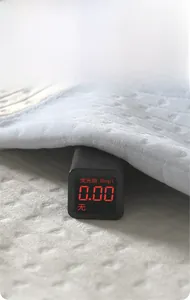 Gros plan sur tissu matelassé pour bébé montrant un test de sécurité fluorescence de 0,00