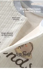 Vue détaillée d'une grenouillère bébé avec tissu surpiqué, boutons-pression et broderie ours