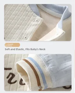 Détails de la combinaison bébé avec bordure bleue au col et boutons-pression pratiques