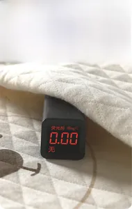 Gros plan du tissu matelassé pour bébé avec test d'agent fluorescent affichant 0,00mg/L