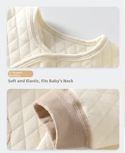 Détail d'une barboteuse thermique pour nouveau-né avec col en U, matelassage et poignets