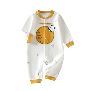 Tutina per neonato in cotone con applique panda e bordi gialli su sfondo bianco