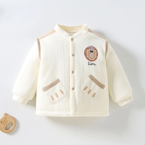 Détail du cardigan pour bébé en maille crème avec broderie lion et liserés contrastés