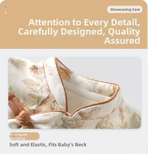 Detail der Baby-Blumen-Krabbelhose mit U-Ausschnitt und traditionellem chinesischem Knopf