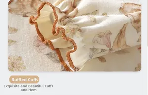 Detailansicht der Baby-Baumwollkombi mit Blumenmuster, Rüschenbündchen und brauner Kante