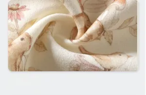 Nahaufnahme von hochdichtem Baumwollstoff für Babys mit floralen und tierischen Mustern