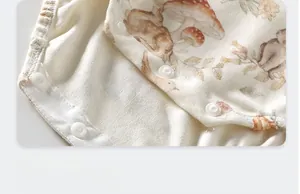 Detail der Druckknopfleiste und Wald-Blumenmuster auf dem Baby-Baumwoll-Strampler