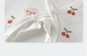 Détail d'une grenouillère pour bébé en coton avec imprimé lapin et boutons-pression