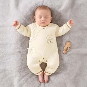 Barboteuse matelassée pour nouveau-né en jaune pâle avec imprimé ours pour l'hiver