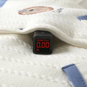 Test de fluorescence affichant 0,00 mg/L sur le pull tricoté pour bébé avec patch