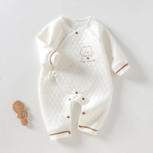 Barboteuse matelassée pour nouveau-né blanc cassé avec motif ours et bords contrastés