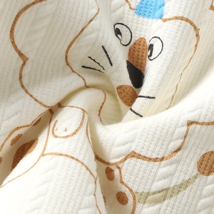 Gros plan du tricot bébé avec texture gaufrée et imprimé lion de dessin animé