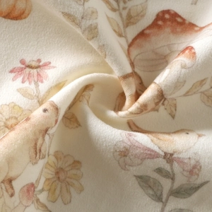 Weicher Baby-Strampler aus Baumwolle mit herbstlichem Blumen- und Tiermuster in Creme