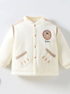 Gilet bébé en grosse maille torsadée crème avec broderie lion et boutons en bois