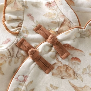 Baby-Strampler mit Blumenmuster, chinesischen Knöpfen und Rüschen am Ausschnitt