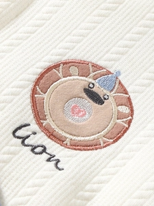 Cardigan blanc en tricot pour bébé avec broderie lion et motif texturé en losange