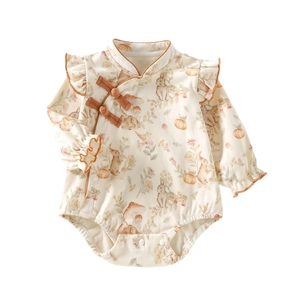Baby Strampler mit chinesischem Stil, Langarm-Design und Waldprint auf weißem Hintergrund