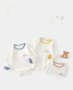 Détails de bodies bébé avec broderie ours et tissu en coton gaufré respirant