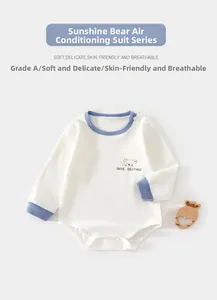 Détail du body bébé en coton de classe A avec broderie ours et finitions bleues