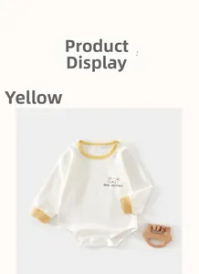 Détail d'un body bébé en coton gaufré avec motif ours et boutons-pression pratiques