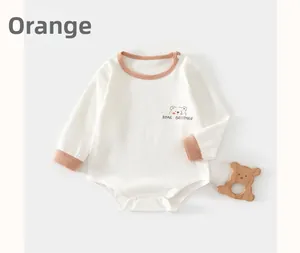 Détail de la texture maille gaufrée respirante et liseré orange sur la barboteuse bébé