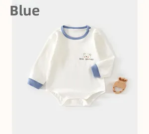 Détail du body pour bébé en coton gaufré avec broderie ours et finitions contrastées