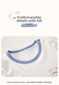 Détail de l'encolure du body bébé avec bordure bleu ciel et boutons-pression à l'épaule