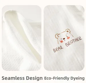 Détail de couture sans os et imprimé ours écologique sur le pyjama d'été en coton bébé