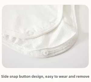 Détails du body bébé avec boutons-pression et tissu en coton maillé respirant