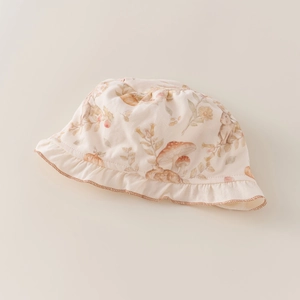 Bonnet bébé en coton doux avec motifs de la forêt et bord à volants pour nouveau-nés