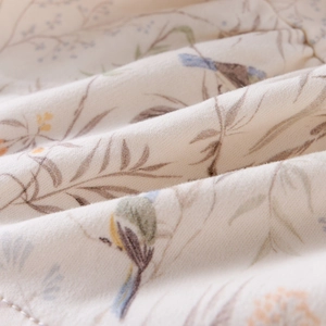 Bonnet en coton pour nouveau-né avec imprimé fleurs et oiseaux sur tissu blanc cassé