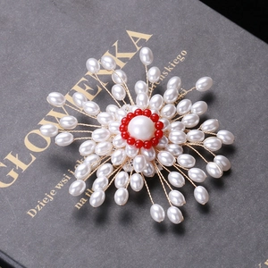 Broche fleur en perles faite main avec centre en perles rouges sur livre
