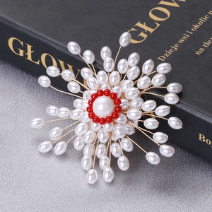 Broche fleur exquise en fil doré avec perles blanches et centre de perles rouges chic