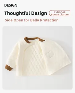 Détail du haut matelassé pour bébé avec boutons-pression latéraux pour protéger le ventre
