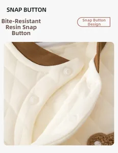 Détail du col de la barboteuse pour bébé avec boutons-pression en résine et tissu