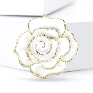 Broche camélia élégante en émail blanc avec placage doré pour mode féminine