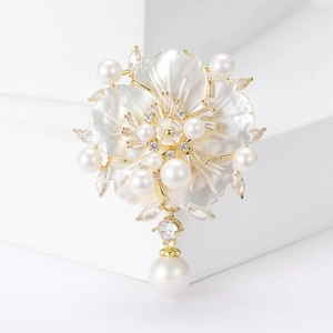 Broche Fleur de Luxe en Nacre et Zircon Cuivre Plaqué Or Élégante Épingle en Künstliche Perle Blanche pour Bijoux de Costume Femme